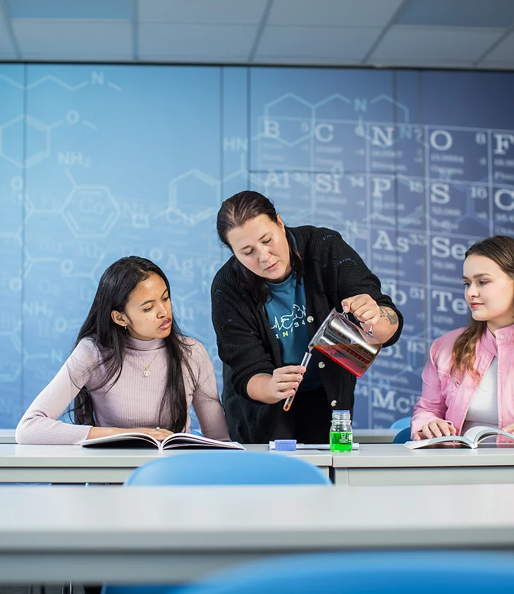 Naturwissenschaft: Experiment mit Becherglas