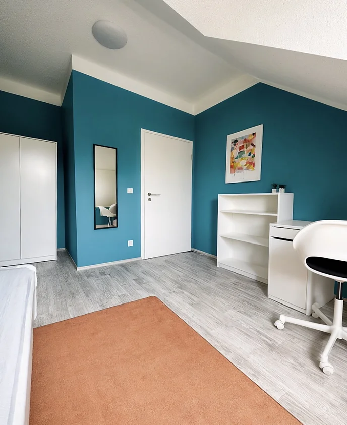 Unterkunft: Zimmer mit Regal und Schreibtisch