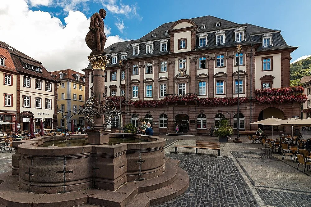 Marktplatz mit Herkulesbrunnen und Rathaus