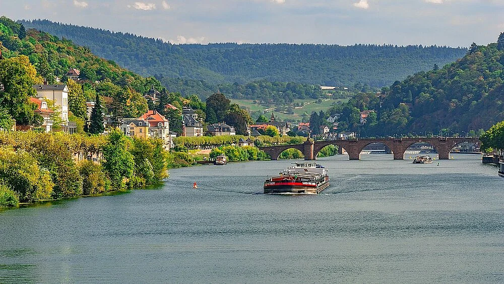 Ausflugsschiff auf dem Neckar