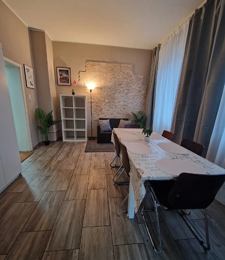 Wohnzimmer mit langem Esstisch
