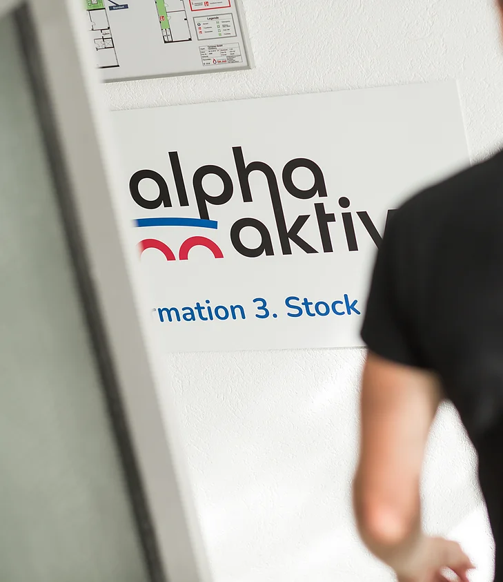Gebäude: Wegweiser zur Information im dritten Stock