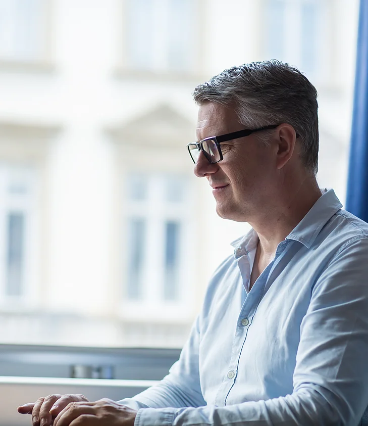 Beratung: Arbeit am Laptop am Fenster