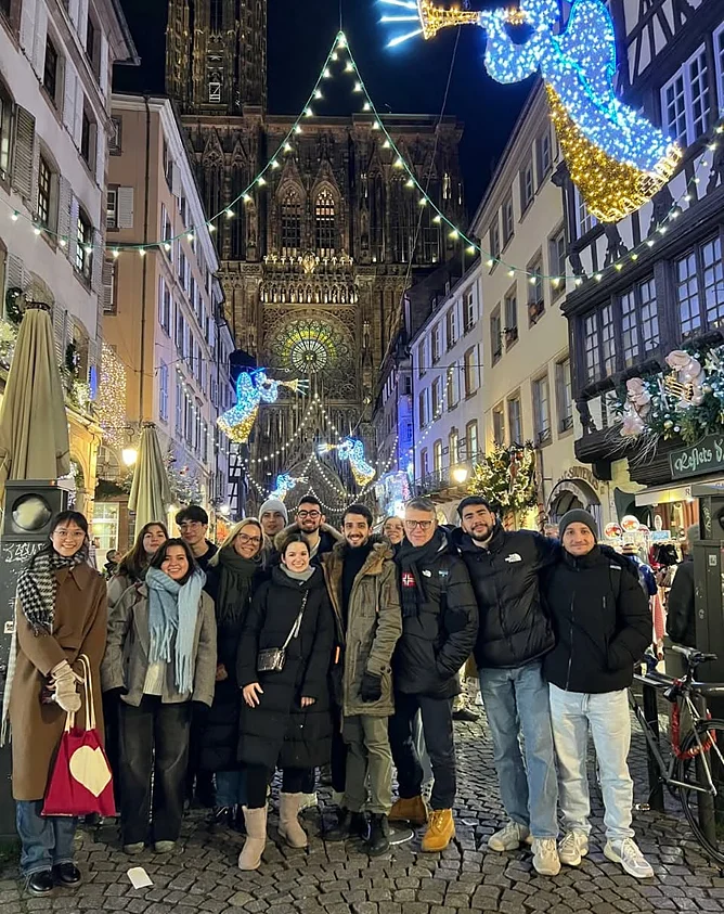 Freizeit: Gruppenbild vor dem Straßburger Münster