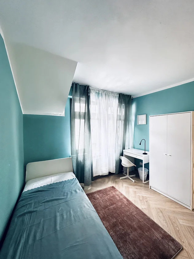 Unterkunft: Einzelzimmer mit Fenster und Schrank