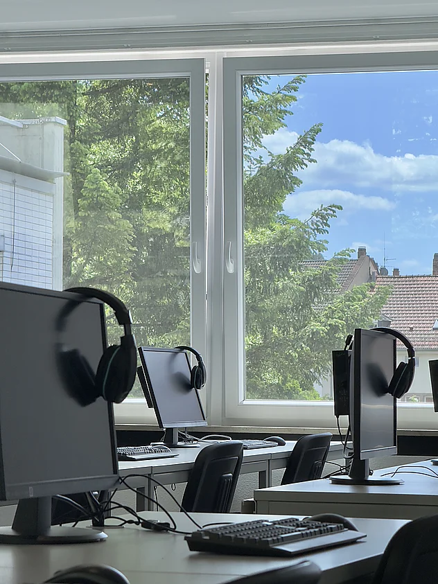 Computerraum: Arbeitsplatz am Fenster