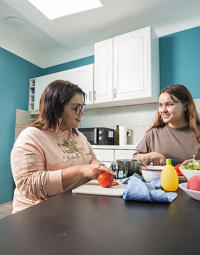 Unterkunft: Gemeinsames Kochen in der Wohnküche