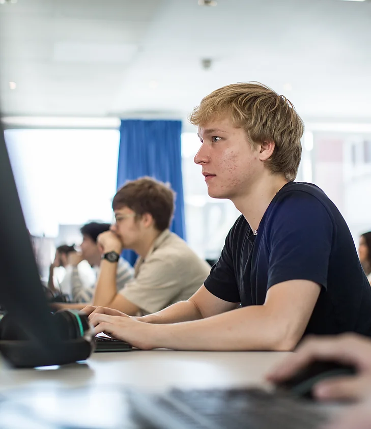 Computerraum: Lernender am Bildschirm